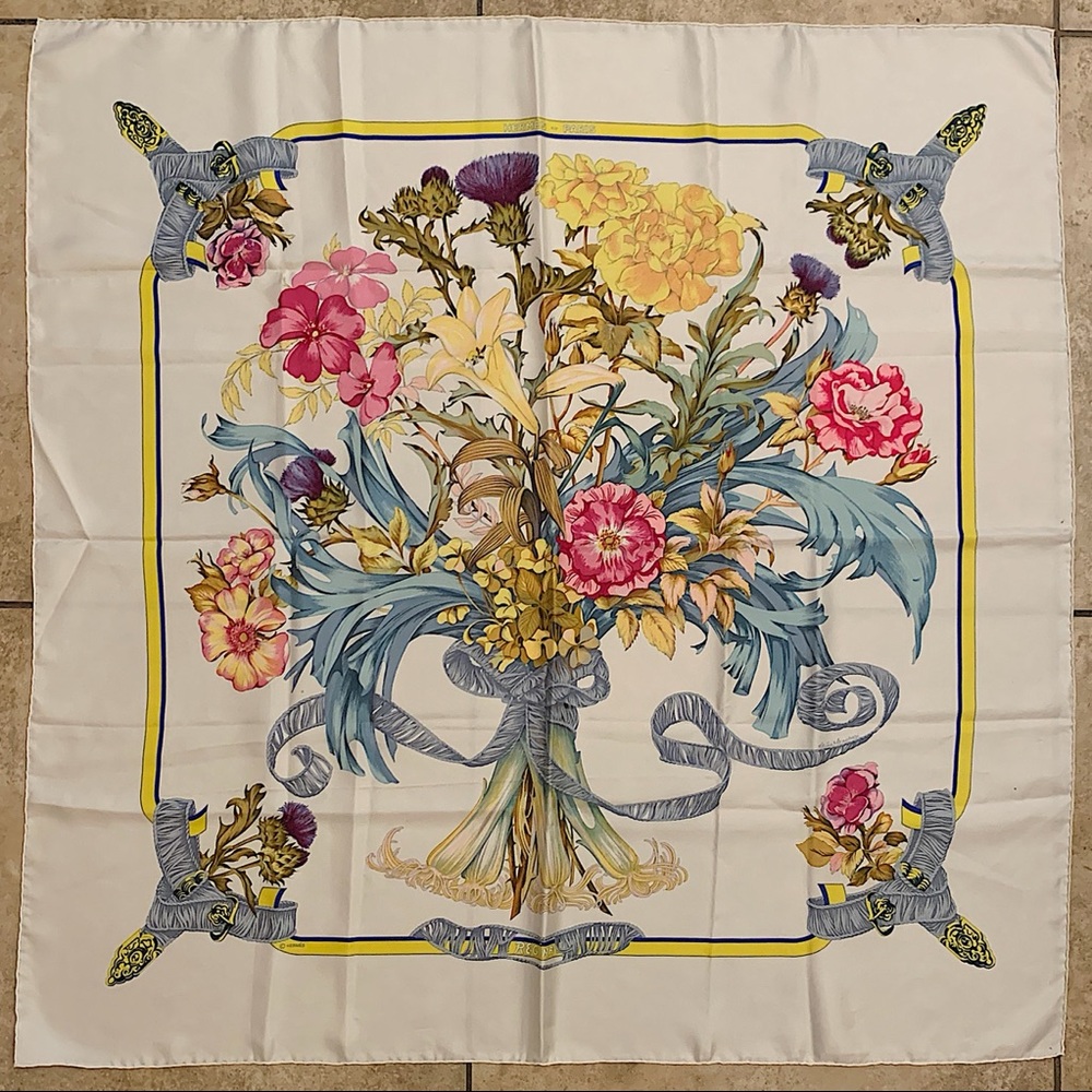 Hermès Regina 90cm silk scarf designed by Leila Menchari